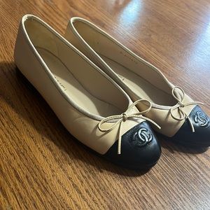 Chanel classic cap toe cc tan and black ballerina leather flats